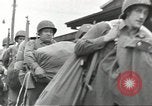 Standbild Amerikanische Soldaten auf dem Weg in den Krieg New York City USA, 1944, aus Sekunde 33 historischem Filmmaterial Videoclip 65675058141