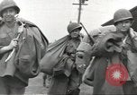 Standbild Amerikanische Soldaten auf dem Weg in den Krieg New York City USA, 1944, aus Sekunde 36 historischem Filmmaterial Videoclip 65675058141