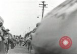 Standbild Amerikanische Soldaten auf dem Weg in den Krieg New York City USA, 1944, aus Sekunde 39 historischem Filmmaterial Videoclip 65675058141