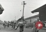 Standbild Amerikanische Soldaten auf dem Weg in den Krieg New York City USA, 1944, aus Sekunde 42 historischem Filmmaterial Videoclip 65675058141