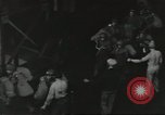 Standbild Amerikanische Soldaten auf dem Weg in den Krieg New York City USA, 1944, aus Sekunde 50 historischem Filmmaterial Videoclip 65675058141
