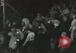 Standbild Amerikanische Soldaten auf dem Weg in den Krieg New York City USA, 1944, aus Sekunde 56 historischem Filmmaterial Videoclip 65675058141