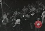 Standbild Amerikanische Soldaten auf dem Weg in den Krieg New York City USA, 1944, aus Sekunde 57 historischem Filmmaterial Videoclip 65675058141