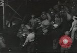 Standbild Amerikanische Soldaten auf dem Weg in den Krieg New York City USA, 1944, aus Sekunde 58 historischem Filmmaterial Videoclip 65675058141