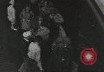 Standbild Amerikanische Soldaten auf dem Weg in den Krieg New York City USA, 1944, aus Sekunde 59 historischem Filmmaterial Videoclip 65675058141