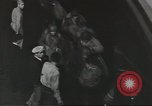 Standbild Amerikanische Soldaten auf dem Weg in den Krieg New York City USA, 1944, aus Sekunde 60 historischem Filmmaterial Videoclip 65675058141
