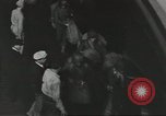 Standbild Amerikanische Soldaten auf dem Weg in den Krieg New York City USA, 1944, aus Sekunde 61 historischem Filmmaterial Videoclip 65675058141