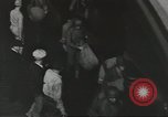Standbild Amerikanische Soldaten auf dem Weg in den Krieg New York City USA, 1944, aus Sekunde 62 historischem Filmmaterial Videoclip 65675058141