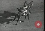 Standbild Kentucky Derby Louisville Kentucky USA, 1944, aus Sekunde 24 historischem Filmmaterial Videoclip 65675058151