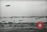 Standbild Allied Infanterie Normandie Frankreich, 1944, aus Sekunde 25 historischem Filmmaterial Videoclip 65675058152