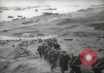 Standbild Allied Infanterie Normandie Frankreich, 1944, aus Sekunde 41 historischem Filmmaterial Videoclip 65675058152