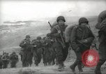 Standbild Allied Infanterie Normandie Frankreich, 1944, aus Sekunde 44 historischem Filmmaterial Videoclip 65675058152