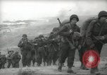 Standbild Allied Infanterie Normandie Frankreich, 1944, aus Sekunde 45 historischem Filmmaterial Videoclip 65675058152