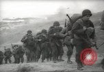 Standbild Allied Infanterie Normandie Frankreich, 1944, aus Sekunde 46 historischem Filmmaterial Videoclip 65675058152
