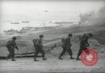 Standbild Allied Infanterie Normandie Frankreich, 1944, aus Sekunde 48 historischem Filmmaterial Videoclip 65675058152