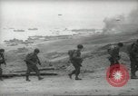 Standbild Allied Infanterie Normandie Frankreich, 1944, aus Sekunde 49 historischem Filmmaterial Videoclip 65675058152