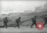 Standbild Allied Infanterie Normandie Frankreich, 1944, aus Sekunde 50 historischem Filmmaterial Videoclip 65675058152