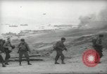 Standbild Allied Infanterie Normandie Frankreich, 1944, aus Sekunde 51 historischem Filmmaterial Videoclip 65675058152