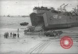 Standbild Allied Infanterie Normandie Frankreich, 1944, aus Sekunde 52 historischem Filmmaterial Videoclip 65675058152