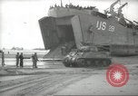 Standbild Allied Infanterie Normandie Frankreich, 1944, aus Sekunde 56 historischem Filmmaterial Videoclip 65675058152