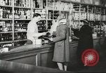 Standbild Rationierung von Lebensmitteln United States USA, 1943, aus Sekunde 1 historischem Filmmaterial Videoclip 65675058157