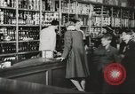 Standbild Rationierung von Lebensmitteln United States USA, 1943, aus Sekunde 3 historischem Filmmaterial Videoclip 65675058157
