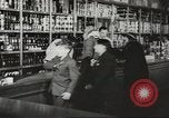 Standbild Rationierung von Lebensmitteln United States USA, 1943, aus Sekunde 4 historischem Filmmaterial Videoclip 65675058157