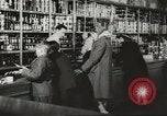 Standbild Rationierung von Lebensmitteln United States USA, 1943, aus Sekunde 5 historischem Filmmaterial Videoclip 65675058157