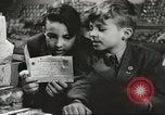 Standbild Rationierung von Lebensmitteln United States USA, 1943, aus Sekunde 6 historischem Filmmaterial Videoclip 65675058157