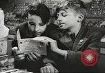 Standbild Rationierung von Lebensmitteln United States USA, 1943, aus Sekunde 7 historischem Filmmaterial Videoclip 65675058157
