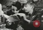 Standbild Rationierung von Lebensmitteln United States USA, 1943, aus Sekunde 8 historischem Filmmaterial Videoclip 65675058157