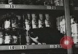 Standbild Rationierung von Lebensmitteln United States USA, 1943, aus Sekunde 9 historischem Filmmaterial Videoclip 65675058157