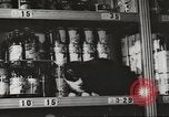 Standbild Rationierung von Lebensmitteln United States USA, 1943, aus Sekunde 10 historischem Filmmaterial Videoclip 65675058157