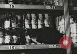Standbild Rationierung von Lebensmitteln United States USA, 1943, aus Sekunde 12 historischem Filmmaterial Videoclip 65675058157