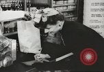 Standbild Rationierung von Lebensmitteln United States USA, 1943, aus Sekunde 13 historischem Filmmaterial Videoclip 65675058157