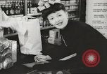 Standbild Rationierung von Lebensmitteln United States USA, 1943, aus Sekunde 14 historischem Filmmaterial Videoclip 65675058157