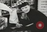 Standbild Rationierung von Lebensmitteln United States USA, 1943, aus Sekunde 15 historischem Filmmaterial Videoclip 65675058157