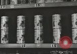 Standbild Rationierung von Lebensmitteln United States USA, 1943, aus Sekunde 16 historischem Filmmaterial Videoclip 65675058157