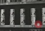 Standbild Rationierung von Lebensmitteln United States USA, 1943, aus Sekunde 17 historischem Filmmaterial Videoclip 65675058157