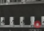 Standbild Rationierung von Lebensmitteln United States USA, 1943, aus Sekunde 18 historischem Filmmaterial Videoclip 65675058157