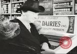 Standbild Rationierung von Lebensmitteln United States USA, 1943, aus Sekunde 22 historischem Filmmaterial Videoclip 65675058157