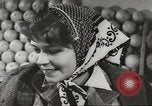 Standbild Rationierung von Lebensmitteln United States USA, 1943, aus Sekunde 23 historischem Filmmaterial Videoclip 65675058157