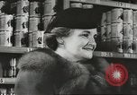 Standbild Rationierung von Lebensmitteln United States USA, 1943, aus Sekunde 24 historischem Filmmaterial Videoclip 65675058157