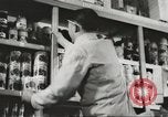 Standbild Rationierung von Lebensmitteln United States USA, 1943, aus Sekunde 29 historischem Filmmaterial Videoclip 65675058157