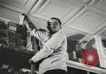 Standbild Rationierung von Lebensmitteln United States USA, 1943, aus Sekunde 32 historischem Filmmaterial Videoclip 65675058157