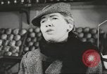 Standbild Rationierung von Lebensmitteln United States USA, 1943, aus Sekunde 33 historischem Filmmaterial Videoclip 65675058157