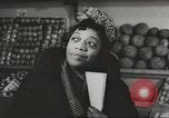 Standbild Rationierung von Lebensmitteln United States USA, 1943, aus Sekunde 34 historischem Filmmaterial Videoclip 65675058157