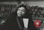 Standbild Rationierung von Lebensmitteln United States USA, 1943, aus Sekunde 35 historischem Filmmaterial Videoclip 65675058157