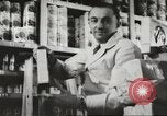 Standbild Rationierung von Lebensmitteln United States USA, 1943, aus Sekunde 36 historischem Filmmaterial Videoclip 65675058157
