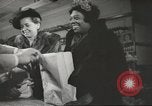 Standbild Rationierung von Lebensmitteln United States USA, 1943, aus Sekunde 42 historischem Filmmaterial Videoclip 65675058157